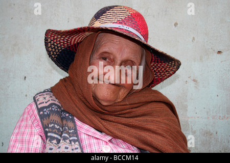 Madagassische Seniorin genommen In Ambatolampy, Madagaskar Stockfoto