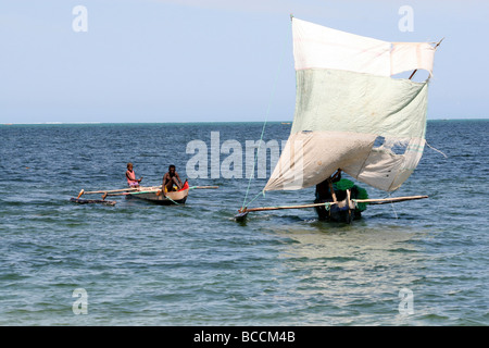 Traditionelles Fischen Pirogen in Ifaty Strand, Madagaskar Stockfoto