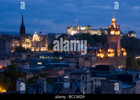 Edinburgh City Centre in der Nacht, mit Kran hinter der Bank of Scotland HQ geklont-Out. Stockfoto