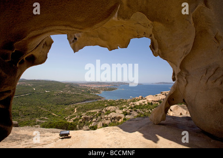 Blick von unterhalb der Wind geformt Bear Rock am Capo d ' Orso in Richtung Palau und La Maddalena, Sardinien Stockfoto