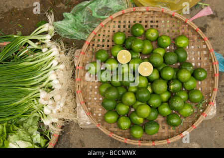 Rattan-Korb mit frischen Limetten-Hanoi-Markt Stockfoto