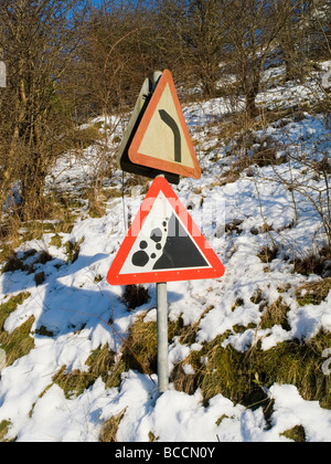 Ein Warnsignal über Steinschlag und steile Kurve, entnommen aus Monsal Kopf im Peak District Derbyshire England UK Stockfoto