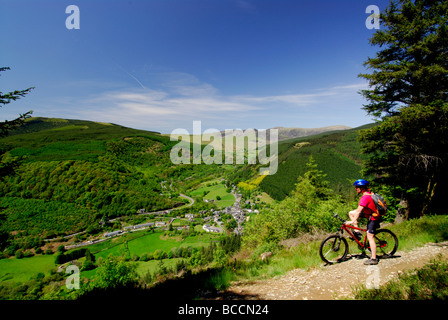 Cadair Draufsicht Corris in der Dyfi Forest Radfahrer auf Cadair Idris Snowdonia und Dulas Tal Powys Wales Großbritannien Stockfoto