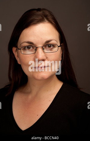 30 Jahre alte Brünette Frau mit braunen Augen tragen glassses Stockfoto