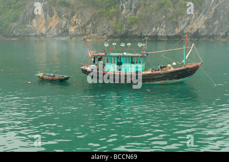 Eine vietnamesische Fischerboot vor Anker in Nord-Vietnam Halong Bay Stockfoto