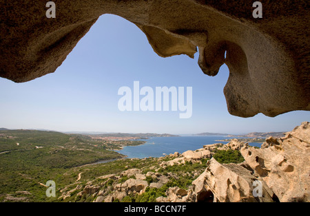 Blick von unterhalb der Wind geformt Bear Rock am Capo d ' Orso in Richtung Palau und La Maddalena, Sardinien Stockfoto