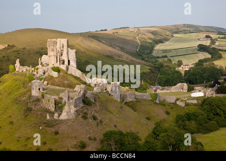 Corfe Castle von den Purbeck Weg Fußweg am Purbeck Hills, Dorset, Wettsektor gesehen Stockfoto