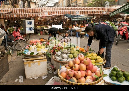 Eine Vietnamesin shopping für frisches Obst in einem Hanois Märkte im alten Viertel der Stadt Stockfoto