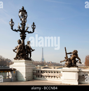 Ein Blick auf den Eiffelturm von der Pont Alexandre III Paris Frankreich Europa Stockfoto