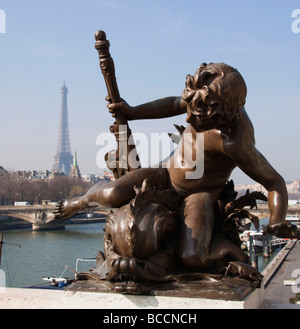 Ein Blick auf den Eiffelturm von der Pont Alexandre III mit einer Messing-Statue im Vordergrund Paris Frankreich Europa Stockfoto