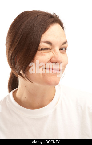 30 Jahre alte Frau trägt weißes T-shirt Zwinkern Stockfoto