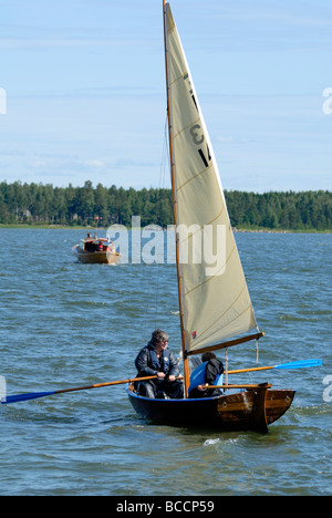 Die Matrosen, die Vorbereitungen für das kleine Schiff Rennen, eine traditionelle hölzerne Segelboote in den Schären von Porvoo, Finnland. Stockfoto