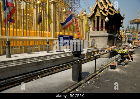 Die Räucherstäbchenbrennenden Altäre am Wat Phra That Haripunjaya Buddhistischen Tempel von Lamphun Stockfoto