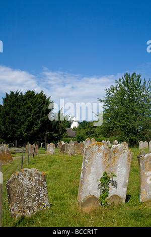 Kirchhof mit Shipley Mill im Hintergrund. West Sussex, UK Stockfoto