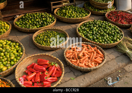 Rattan-Schalen mit Limetten Chili und Paprika im alten Viertel von Hanoi Vietnam Stockfoto