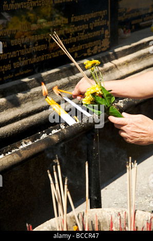 Nahaufnahme von Kerzen und Weihrauch, die am Wat Phra, dem Haripunjaya buddhistischen Tempel von Lamphun angezündet werden Stockfoto