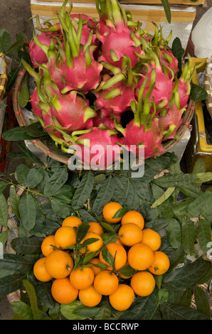 Drachenfrucht und Orangen in einem Straßenmarkt Hanoi Vietnam Stockfoto