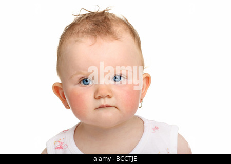 Schöne Baby mit blauen Augen, die isoliert auf weißem Hintergrund Stockfoto