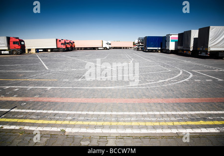 LKW auf einem Parkplatz Weitwinkel anzeigen Stockfoto