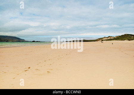 Sandstrand und die Bucht von Balnakeil Bucht, Durness, Sutherland in Schottland mit Mann zu Fuß Hunde in der Ferne Stockfoto