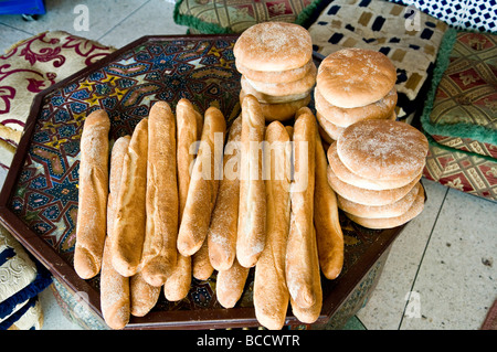 Französische und marokkanische Brot für Verkauf in den Märkten von Fes. Stockfoto