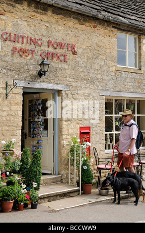 Ländliche Post Office und Shop bei Guiting Power Gloucestershire England UK Kunden mit Hunden Stockfoto