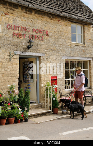 Ländliche Post Office und Shop bei Guiting Power Gloucestershire England UK Kunden mit Hunden Stockfoto