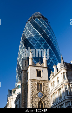 Kirche St. Andrew Undershaft und die Gurke oder der Swiss Re Gebäude, St Mary Axe Straße, City of London, England, UK Stockfoto