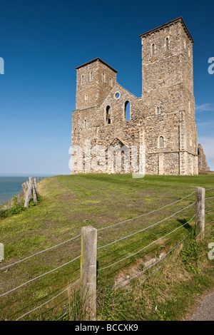 Reculver Burgtürme und römische Festung in Süd-Ost-Kent. Stockfoto