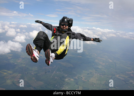 Fallschirmspringer in einer Position sitzen, während im freien Fall Stockfoto