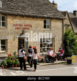 Ländliche Post Office und Shop bei Guiting Power Gloucestershire England UK Kunden mit Hunden auf eine Kaffeepause Stockfoto