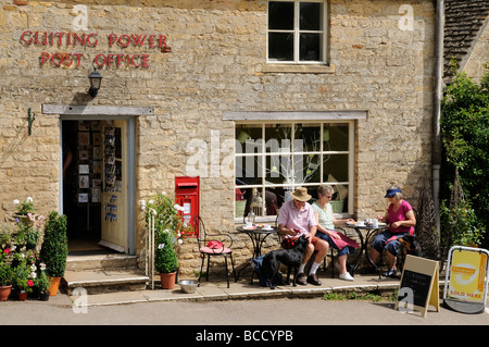 Ländliche Post Office und Shop bei Guiting Power Gloucestershire England UK Kunden mit Hunden auf eine Kaffeepause Stockfoto