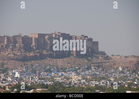 Meherangarh Fort, die majestätische Festung, Blick auf die Festung außerhalb der Mauern und großzügige Innenräume, Jodpur, blaue Stadt, Rajasthan, Indien Stockfoto