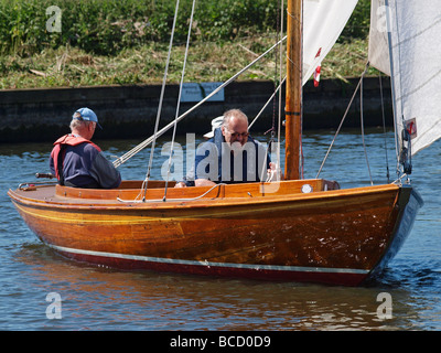 Bartmeise Boot, die an drei Flüssen Rasse, die in Horning Norfolk East Anglia England uk startet Stockfoto