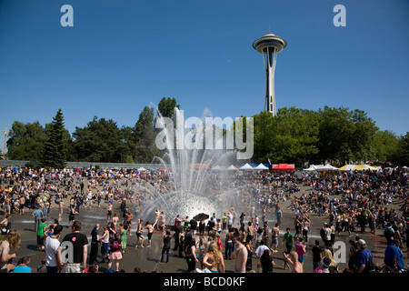 Seattle Gay Pride Celebration am Seattle Center 28. Juni 2009 drängen sich ausgelassene Stimmung in der internationalen Brunnen Stockfoto