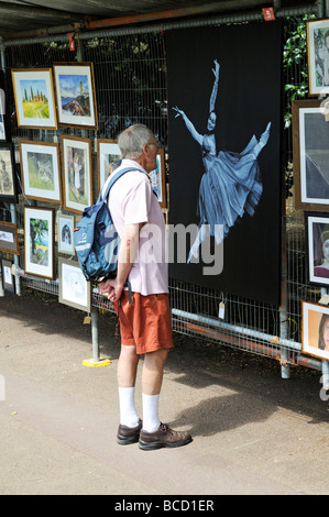 Besucher Studium Exponate einer Kunstausstellung in Cheltenham Festival Gloucestershire England UK Stockfoto