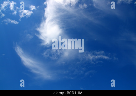 blauer Himmel mit Wolken-Hintergrund Stockfoto