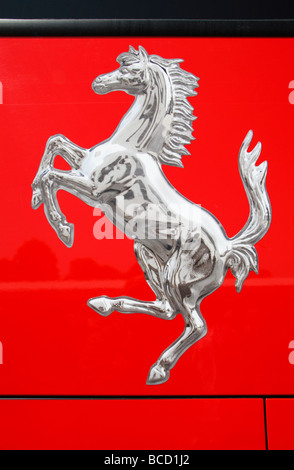 Nahaufnahme von Ferrari tänzelnden Pferd Logo an der Seite ein Formel-1-Transporter auf dem Goodwood Festival of Speed, Juli, 09 Stockfoto