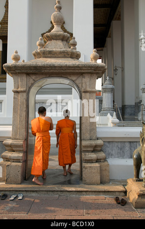 Mönche im Wat Pho, Bangkok Thailand Stockfoto