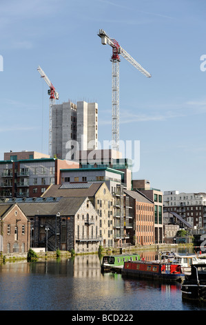 Hochhaus im Bau unter alten Lagerhäusern des Grand Canal Dock in Dublin Irland Stockfoto