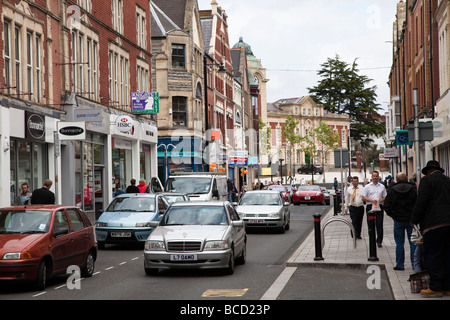 Verkehr in einer Einbahnstraße im Stadtzentrum von Barry Wales UK Stockfoto