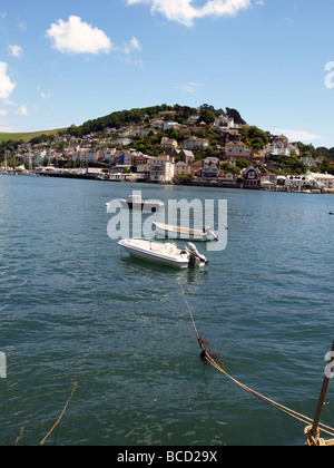 Boote vertäut am Fluss Dart mit Kingwear im Hintergrund, Devon. Stockfoto