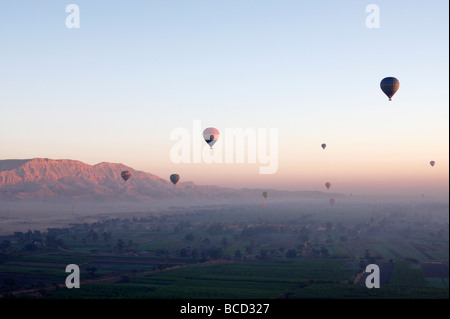 [Heißluftballons] Höhenflug über "West Bank" bei Sonnenaufgang, Luxor, Ägypten