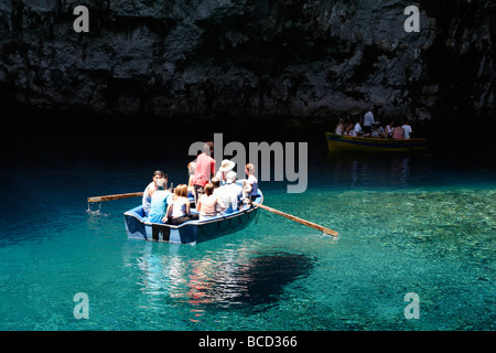 [Ruderboot] schweben auf dem klaren, blauen Wasser [Melissani See], Kefalonia, [Ionischen Inseln], Griechenland Stockfoto