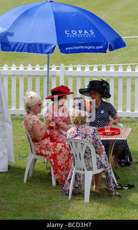 Frauen bei der Henley Royal Regatta, Henley-on-Thames, Oxfordshire, England, Vereinigtes Königreich Stockfoto