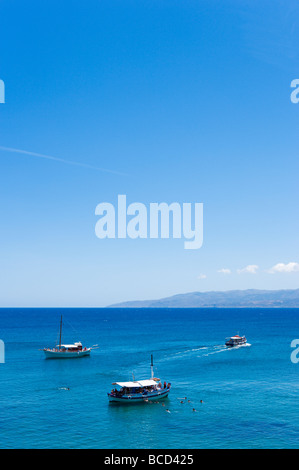 Ausflugsschiffe vor Anker, ein Strand direkt vor der Nordküste, Hersonissos, Kreta, Griechenland Stockfoto