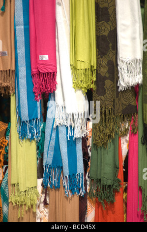 Farbige Schals hängen an einem Stall auf einer spanischen Markt Stockfoto