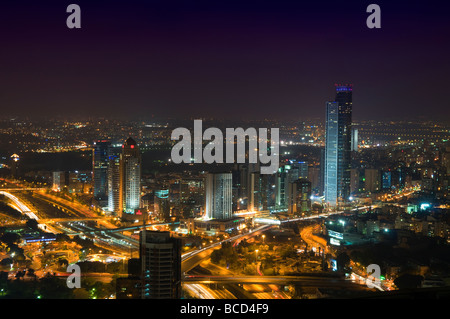 Ansicht bei Nacht der 'Diamond Exchange District' ein Geschäft Komplex mit großen Anzahl der Bürotürme in der Stadt von Ramat Gan in Israel. Stockfoto