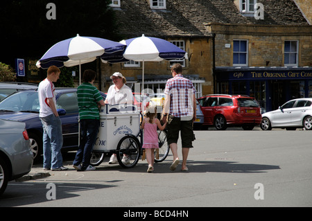 Eis Verkäufer im Markt Stadt von Stow auf die würde in The Cotswolds Gloucestershire England UK Stockfoto
