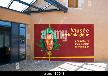 Neu konvertiert Musée Archéologique / Archäologie-Museum mit "Green Man" Wandbild - Martizay, Indre, Frankreich. Stockfoto